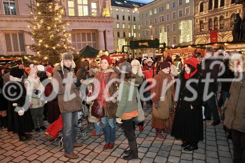 © fotodienst/Barbara Loschan – Wien, am 12.12.2012 – Gasslspieler-Konzert auf dem Altwiener Christkindlmarkt: Nach Jahren der intensiven Auseinandersetzung mit mittelalterlicher Musik arbeitete die Musikgruppe Gasslspieler im Herbst 07 an einem Weihnachtsprogramm. Ein Weihnachtsprogramm das einerseits durch die Auswahl der gespielten Stücke besticht, die von Volksliedern aus dem 15. Jhdt. über Kompositionen von Johann Sebastian Bach bis zu beliebten Klassikern wie Stille Nacht – Heilige Nacht reicht. Und andererseits durch den Klang der großteils selbstgebauten mittelalterlichen Instrumente bezaubert. Mehr Infos auf http://www.gasslspieler.at/
