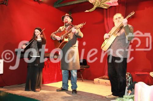 © fotodienst/Barbara Loschan – Wien, am 12.12.2012 – Gasslspieler-Konzert auf dem Altwiener Christkindlmarkt: Nach Jahren der intensiven Auseinandersetzung mit mittelalterlicher Musik arbeitete die Musikgruppe Gasslspieler im Herbst 07 an einem Weihnachtsprogramm. Ein Weihnachtsprogramm das einerseits durch die Auswahl der gespielten Stücke besticht, die von Volksliedern aus dem 15. Jhdt. über Kompositionen von Johann Sebastian Bach bis zu beliebten Klassikern wie Stille Nacht – Heilige Nacht reicht. Und andererseits durch den Klang der großteils selbstgebauten mittelalterlichen Instrumente bezaubert. Mehr Infos auf http://www.gasslspieler.at/
FOTO v.l.n.r.: Christina Gaismeier: Geige; Andreas Neumeister: Gesang, Dombra, Gitarre; Harald G. Binder: Bassdombra, Bechertrommel, Udu, Bodhran, Cajon; 