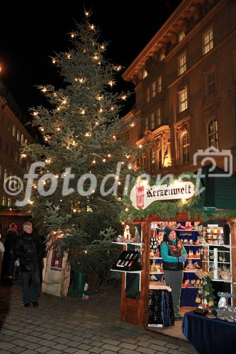 © fotodienst/Barbara Loschan – Wien, am 12.12.2012 – Gasslspieler-Konzert auf dem Altwiener Christkindlmarkt: Nach Jahren der intensiven Auseinandersetzung mit mittelalterlicher Musik arbeitete die Musikgruppe Gasslspieler im Herbst 07 an einem Weihnachtsprogramm. Ein Weihnachtsprogramm das einerseits durch die Auswahl der gespielten Stücke besticht, die von Volksliedern aus dem 15. Jhdt. über Kompositionen von Johann Sebastian Bach bis zu beliebten Klassikern wie Stille Nacht – Heilige Nacht reicht. Und andererseits durch den Klang der großteils selbstgebauten mittelalterlichen Instrumente bezaubert. Mehr Infos auf http://www.gasslspieler.at/
