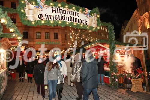 © fotodienst/Barbara Loschan – Wien, am 12.12.2012 – Gasslspieler-Konzert auf dem Altwiener Christkindlmarkt: Nach Jahren der intensiven Auseinandersetzung mit mittelalterlicher Musik arbeitete die Musikgruppe Gasslspieler im Herbst 07 an einem Weihnachtsprogramm. Ein Weihnachtsprogramm das einerseits durch die Auswahl der gespielten Stücke besticht, die von Volksliedern aus dem 15. Jhdt. über Kompositionen von Johann Sebastian Bach bis zu beliebten Klassikern wie Stille Nacht – Heilige Nacht reicht. Und andererseits durch den Klang der großteils selbstgebauten mittelalterlichen Instrumente bezaubert. Mehr Infos auf http://www.gasslspieler.at/
