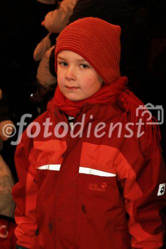 © fotodienst/Barbara Loschan – Wien, am 12.12.2012 – Gasslspieler-Konzert auf dem Altwiener Christkindlmarkt: Nach Jahren der intensiven Auseinandersetzung mit mittelalterlicher Musik arbeitete die Musikgruppe Gasslspieler im Herbst 07 an einem Weihnachtsprogramm. Ein Weihnachtsprogramm das einerseits durch die Auswahl der gespielten Stücke besticht, die von Volksliedern aus dem 15. Jhdt. über Kompositionen von Johann Sebastian Bach bis zu beliebten Klassikern wie Stille Nacht – Heilige Nacht reicht. Und andererseits durch den Klang der großteils selbstgebauten mittelalterlichen Instrumente bezaubert. Mehr Infos auf http://www.gasslspieler.at/
