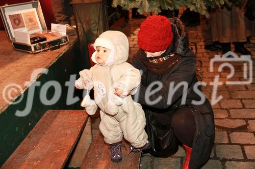 © fotodienst/Barbara Loschan – Wien, am 12.12.2012 – Gasslspieler-Konzert auf dem Altwiener Christkindlmarkt: Nach Jahren der intensiven Auseinandersetzung mit mittelalterlicher Musik arbeitete die Musikgruppe Gasslspieler im Herbst 07 an einem Weihnachtsprogramm. Ein Weihnachtsprogramm das einerseits durch die Auswahl der gespielten Stücke besticht, die von Volksliedern aus dem 15. Jhdt. über Kompositionen von Johann Sebastian Bach bis zu beliebten Klassikern wie Stille Nacht – Heilige Nacht reicht. Und andererseits durch den Klang der großteils selbstgebauten mittelalterlichen Instrumente bezaubert. Mehr Infos auf http://www.gasslspieler.at/
