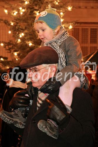 © fotodienst/Barbara Loschan – Wien, am 12.12.2012 – Gasslspieler-Konzert auf dem Altwiener Christkindlmarkt: Nach Jahren der intensiven Auseinandersetzung mit mittelalterlicher Musik arbeitete die Musikgruppe Gasslspieler im Herbst 07 an einem Weihnachtsprogramm. Ein Weihnachtsprogramm das einerseits durch die Auswahl der gespielten Stücke besticht, die von Volksliedern aus dem 15. Jhdt. über Kompositionen von Johann Sebastian Bach bis zu beliebten Klassikern wie Stille Nacht – Heilige Nacht reicht. Und andererseits durch den Klang der großteils selbstgebauten mittelalterlichen Instrumente bezaubert. Mehr Infos auf http://www.gasslspieler.at/
