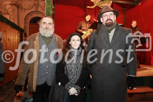 © fotodienst/Barbara Loschan – Wien, am 12.12.2012 – Gasslspieler-Konzert auf dem Altwiener Christkindlmarkt: Nach Jahren der intensiven Auseinandersetzung mit mittelalterlicher Musik arbeitete die Musikgruppe Gasslspieler im Herbst 07 an einem Weihnachtsprogramm. Ein Weihnachtsprogramm das einerseits durch die Auswahl der gespielten Stücke besticht, die von Volksliedern aus dem 15. Jhdt. über Kompositionen von Johann Sebastian Bach bis zu beliebten Klassikern wie Stille Nacht – Heilige Nacht reicht. Und andererseits durch den Klang der großteils selbstgebauten mittelalterlichen Instrumente bezaubert. Mehr Infos auf http://www.gasslspieler.at/
