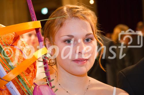 Der Blumenball ist eine traditionelle Tanzveranstaltung. Schon in den 1920er-Jahren erfreute sich dieses Tanzvergnügen großer Beliebtheit. Der Blumenball begann seine Geschichte als Blumenkränzchen der Wiener Stadtgärtnerinnen und - gärtner im Prater. 
Mittelpunkt des Blumenballs ist der klassische Tanz. Die Ballsäle werden mit unzähligen Blumenarrangements nach dem jählich änderten Thema von den Wiener Stadtgärtenerinnen und -gärtner geschmückt. Zahllose Blüten verbreiten unverwechselbaren Frühlingsduft. 
