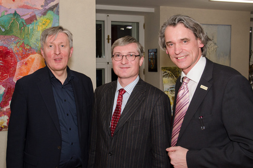 Der Galerist, Verleger und Medienberater Hubert Thurnhofer feierte im Wiener Kunstraum mit Freuden und Kollegen seinen 50. Geburtstag. Der studierte Philosoph war viele Jahre als Lektor in Moskau und später als Journalist und Kommunikationsberater in Wien tätig. Seit 2012 ist er Leiter des Hauptstadtbüros der Nachrichtenagentur pressetext in Berlin. Im Bild: Franz Temmel, Geschäftsführer von pressetext, Hubert Thurnhofer und Wilfried Seywald.