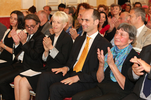  (c) fotodienst / Katharina Schiffl - Wien, am 16.05.2013 - Die Überreichung der Urkunde über die Verleihung des Berufstitels Professor an Johannes Faber und des Österreichischen Ehrenkreuzes für Wissenschaft und Kunst an Mag. Peter Bogner wird feierlich mit der Laudatio von Dompfarrer Toni Faber und Architekt Prof. DI Manfred Nehrer untermalt.