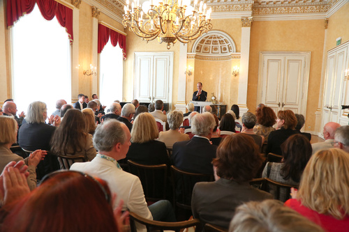  (c) fotodienst / Katharina Schiffl - Wien, am 16.05.2013 - Die Überreichung der Urkunde über die Verleihung des Berufstitels Professor an Johannes Faber und des Österreichischen Ehrenkreuzes für Wissenschaft und Kunst an Mag. Peter Bogner wird feierlich mit der Laudatio von Dompfarrer Toni Faber und Architekt Prof. DI Manfred Nehrer untermalt.