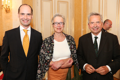  (c) fotodienst / Katharina Schiffl - Wien, am 16.05.2013 - Die Überreichung der Urkunde über die Verleihung des Berufstitels Professor an Johannes Faber und des Österreichischen Ehrenkreuzes für Wissenschaft und Kunst an Mag. Peter Bogner wird feierlich mit der Laudatio von Dompfarrer Toni Faber und Architekt Prof. DI Manfred Nehrer untermalt.