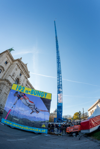 Bungee Jumping: Weltrekordsprung mit implantierter Linse