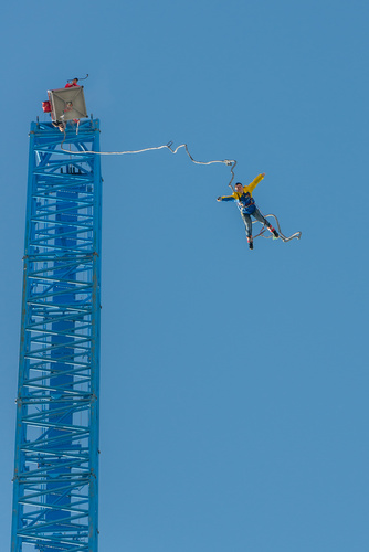 Bungee Jumping: Weltrekordsprung mit implantierter Linse