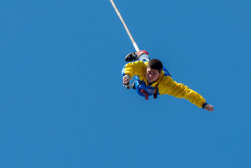 Bungee Jumping: Weltrekordsprung mit implantierter Linse