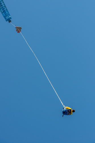 Bungee Jumping: Weltrekordsprung mit implantierter Linse