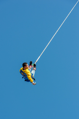 Bungee Jumping: Weltrekordsprung mit implantierter Linse