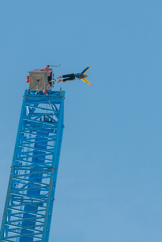 Bungee Jumping: Weltrekordsprung mit implantierter Linse