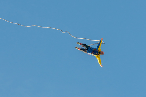 Bungee Jumping: Weltrekordsprung mit implantierter Linse