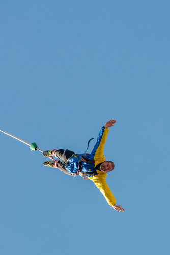 Bungee Jumping: Weltrekordsprung mit implantierter Linse