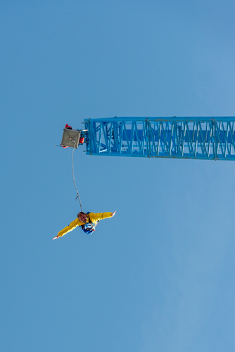 Bungee Jumping: Weltrekordsprung mit implantierter Linse