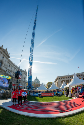 Bungee Jumping: Weltrekordsprung mit implantierter Linse