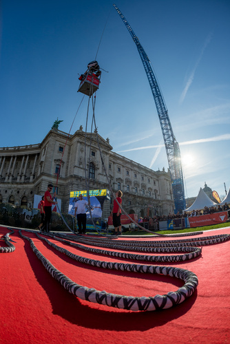 Bungee Jumping: Weltrekordsprung mit implantierter Linse