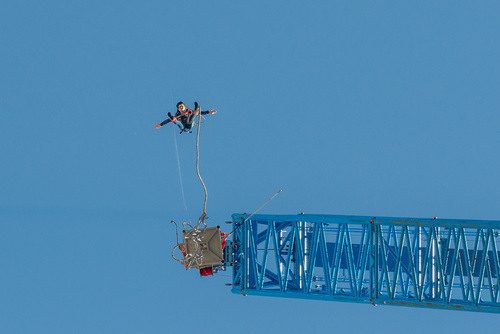 Bungee Jumping: Weltrekordsprung mit implantierter Linse