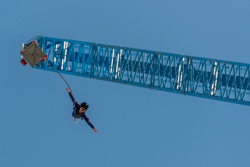 Bungee Jumping: Weltrekordsprung mit implantierter Linse