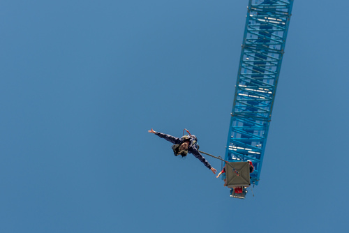 Bungee Jumping: Weltrekordsprung mit implantierter Linse