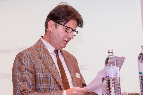 Österreichs Tourismusforschung braucht einen Neustart. Darüber waren sich die Teilnehmer einer Podiumsdiskussion des Travel Industry Clubs Austria Freitag abend in Wien einig. Konkret wurden Forschungsförderungsmittel für touristische Grundlagenforschung, eine eigene Programmlinie und die Nachbesetzung des Lehrstuhls für Tourismus und Freizeitwirtschaft gefordert. Im Bild: Moderator Michael Kerbler.