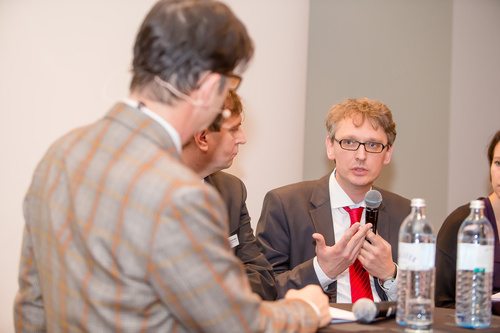 Österreichs Tourismusforschung braucht einen Neustart. Darüber waren sich die Teilnehmer einer Podiumsdiskussion des Travel Industry Clubs Austria Freitag abend in Wien einig. Konkret wurden Forschungsförderungsmittel für touristische Grundlagenforschung, eine eigene Programmlinie und die Nachbesetzung des Lehrstuhls für Tourismus und Freizeitwirtschaft gefordert. Im Bild: Moderator Michael Kerbler, Kondeor-Geschäftsführer Dietmar Kepplinger, FH-Professor Georg Christian Steckenbauer.