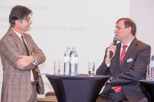 Österreichs Tourismusforschung braucht einen Neustart. Darüber waren sich die Teilnehmer einer Podiumsdiskussion des Travel Industry Clubs Austria Freitag abend in Wien einig. Konkret wurden Forschungsförderungsmittel für touristische Grundlagenforschung, eine eigene Programmlinie und die Nachbesetzung des Lehrstuhls für Tourismus und Freizeitwirtschaft gefordert. Im Bild: Moderator Michael Kerbler, Kondeor-Geschäftsführer Dietmar Kepplinger.