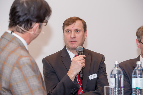 Österreichs Tourismusforschung braucht einen Neustart. Darüber waren sich die Teilnehmer einer Podiumsdiskussion des Travel Industry Clubs Austria Freitag abend in Wien einig. Konkret wurden Forschungsförderungsmittel für touristische Grundlagenforschung, eine eigene Programmlinie und die Nachbesetzung des Lehrstuhls für Tourismus und Freizeitwirtschaft gefordert. Im Bild: Moderator Michael Kerbler, Kondeor-Geschäftsführer Dietmar Kepplinger, FH-Professor Georg Christian Steckenbauer.