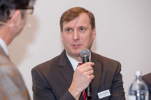 Österreichs Tourismusforschung braucht einen Neustart. Darüber waren sich die Teilnehmer einer Podiumsdiskussion des Travel Industry Clubs Austria Freitag abend in Wien einig. Konkret wurden Forschungsförderungsmittel für touristische Grundlagenforschung, eine eigene Programmlinie und die Nachbesetzung des Lehrstuhls für Tourismus und Freizeitwirtschaft gefordert. Im Bild: Moderator Michael Kerbler, Kondeor-Geschäftsführer Dietmar Kepplinger.