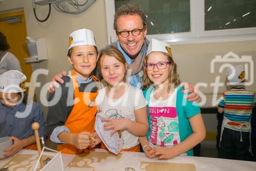Kekse backen bei FELBER - Handwerk erleben, Spaß haben, sich auf Weihnachten freuen! Die Bäckerei Felber bietet Workshops, Kinderfeste und Kuchenbacken mit der ganzen Familie, bis zu 15 Kinder in der Gruppe. Voranmeldungen direkt in jeder Filiale oder unter Tel. 01/2922907 Die selbstgebackenen Kekse dürfen natürlich mit nach Hause genommen werden. Ort: Bäckerei Felber