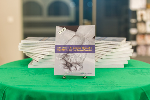 Die “geheimen Künstler bei Augarten” – das sind die Kunsthandwerker in der Wiener Porzellanmanufaktur Augarten. Der Wiener Fotograf Alois Gmeiner hat sie über einen Zeitraum von zwei Jahren besucht und ihre Arbeit dokumentiert. Seine feinsinnigen Bilder führen uns hinter die Kulissen einer weltberühmten Institution und zeigen den kreativen Fertigungsprozess der einzigartigen Objekte. Sie sind das Ergebnis einer stillen Kunst, die es heute kaum noch wo gibt.