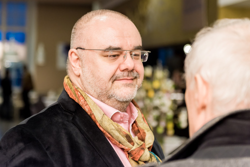 Im Bild: Buchautor Alois Gmeiner im Gespräch