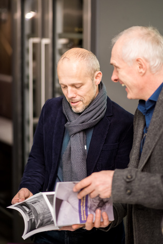 Die “geheimen Künstler bei Augarten” – das sind die Kunsthandwerker in der Wiener Porzellanmanufaktur Augarten. Der Wiener Fotograf Alois Gmeiner hat sie über einen Zeitraum von zwei Jahren besucht und ihre Arbeit dokumentiert. Seine feinsinnigen Bilder führen uns hinter die Kulissen einer weltberühmten Institution und zeigen den kreativen Fertigungsprozess der einzigartigen Objekte. Sie sind das Ergebnis einer stillen Kunst, die es heute kaum noch wo gibt.