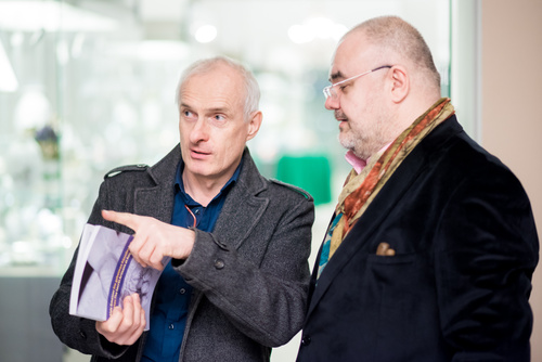 Die “geheimen Künstler bei Augarten” – das sind die Kunsthandwerker in der Wiener Porzellanmanufaktur Augarten. Der Wiener Fotograf Alois Gmeiner hat sie über einen Zeitraum von zwei Jahren besucht und ihre Arbeit dokumentiert. Seine feinsinnigen Bilder führen uns hinter die Kulissen einer weltberühmten Institution und zeigen den kreativen Fertigungsprozess der einzigartigen Objekte. Sie sind das Ergebnis einer stillen Kunst, die es heute kaum noch wo gibt.