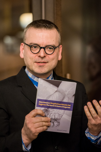 Die “geheimen Künstler bei Augarten” – das sind die Kunsthandwerker in der Wiener Porzellanmanufaktur Augarten. Der Wiener Fotograf Alois Gmeiner hat sie über einen Zeitraum von zwei Jahren besucht und ihre Arbeit dokumentiert. Seine feinsinnigen Bilder führen uns hinter die Kulissen einer weltberühmten Institution und zeigen den kreativen Fertigungsprozess der einzigartigen Objekte. Sie sind das Ergebnis einer stillen Kunst, die es heute kaum noch wo gibt.