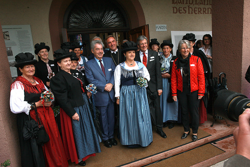 In Anwesenheit von Prominenz aus Politik, Wirtschaft, Medien, Kultur und Kirchen sowie zahlreicher Denker und Philosophen wurden die ersten Europäischen Toleranzgespräche am Freitag, 22. Mai 2015, im Kärntner Bergdorf Fresach eröffnet. Im Bild: Bundespräsident Heinz Fischer mit den Fresacher Trachtenfrauen.