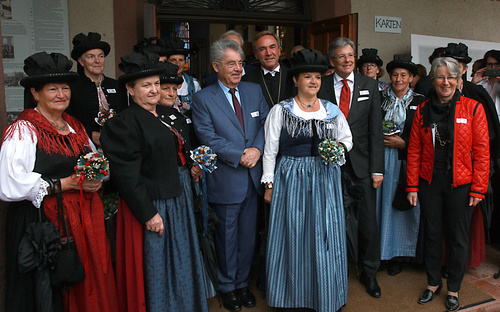 In Anwesenheit von Prominenz aus Politik, Wirtschaft, Medien, Kultur und Kirchen sowie zahlreicher Denker und Philosophen wurden die ersten Europäischen Toleranzgespräche am Freitag, 22. Mai 2015, im Kärntner Bergdorf Fresach eröffnet. Im Bild: Bundespräsident Heinz Fischer mit den Fresacher Trachtenfrauen.