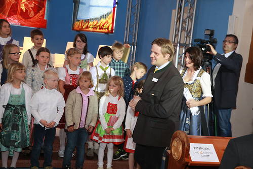 In Anwesenheit von Prominenz aus Politik, Wirtschaft, Medien, Kultur und Kirchen sowie zahlreicher Denker und Philosophen wurden die ersten Europäischen Toleranzgespräche am Freitag, 22. Mai 2015, im Kärntner Bergdorf Fresach eröffnet. Im Bild: Fresachs Bürgermeister Gerhard Altziebler mit Volksschulkindern.