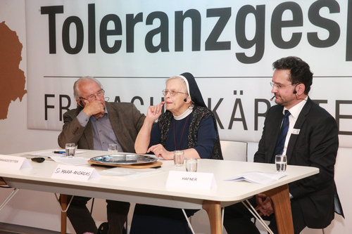 Freitag nachmittag (22.5.2015) wurden die Europäischen Toleranzgespräche in zwei Panels fortgesetzt, die den Auswirkungen von außereuropäischen Konflikten, Kriegen und Klimawandel auf Europa gewidmet waren. Im Bild: Die Autoren Alois Brandstetter, Fabjan Hafner und Sr. Maria-Andreas Weißbacher.