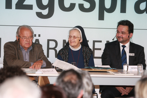 Freitag nachmittag (22.5.2015) wurden die Europäischen Toleranzgespräche in zwei Panels fortgesetzt, die den Auswirkungen von außereuropäischen Konflikten, Kriegen und Klimawandel auf Europa gewidmet waren. Im Bild: Die Autoren Alois Brandstetter und Fabjan Hafner mit Sr. Maria-Andreas Weißbacher.