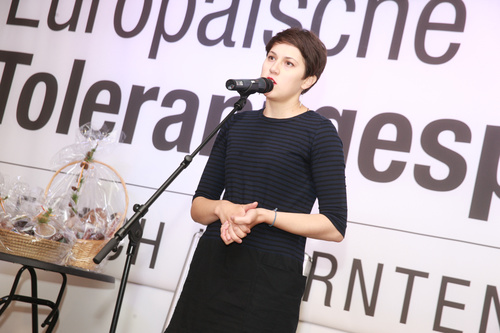 Estha Sackl (23), Tijana Pajic (31) (im Bild) und Sabrina Öhler (20) waren die Preisträgerinnen des Young Poetry Slams im Rahmen der Europäischen Toleranzgespräche in Fresach. PEN-Ciub Austria Präsident Helmuth A. Niederle lobte die hohe Qualität der einzelnen Performances und versprach deren Publikation im PEN-Buch zu den Toleranzgesprächen.