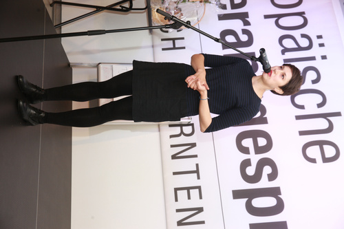 Estha Sackl (23), Tijana Pajic (31) (im Bild) und Sabrina Öhler (20) waren die Preisträgerinnen des Young Poetry Slams im Rahmen der Europäischen Toleranzgespräche in Fresach. PEN-Ciub Austria Präsident Helmuth A. Niederle lobte die hohe Qualität der einzelnen Performances und versprach deren Publikation im PEN-Buch zu den Toleranzgesprächen.