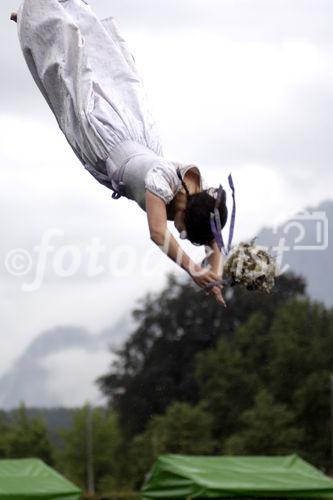 Die von der Fa. Gössl organisierte „Dirndlflugschau“ fand dieses Jahr im Park, direkt vor dem Gwandhaus statt. Begleitet von Tanzlmusik und Geschichten von Wein, Käse und Schnaps fanden,  sich wieder zahlreiche Dirndl im Dirndlgwand ein um an der Flugschau teilzunehmen. Die drei originellsten Sprünge wurden mit Stücken aus dem Gwandhaus prämiert. 