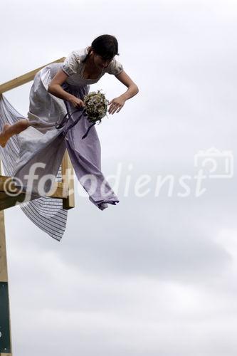 Die von der Fa. Gössl organisierte „Dirndlflugschau“ fand dieses Jahr im Park, direkt vor dem Gwandhaus statt. Begleitet von Tanzlmusik und Geschichten von Wein, Käse und Schnaps fanden,  sich wieder zahlreiche Dirndl im Dirndlgwand ein um an der Flugschau teilzunehmen. Die drei originellsten Sprünge wurden mit Stücken aus dem Gwandhaus prämiert. 