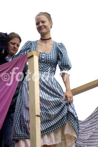 Die von der Fa. Gössl organisierte „Dirndlflugschau“ fand dieses Jahr im Park, direkt vor dem Gwandhaus statt. Begleitet von Tanzlmusik und Geschichten von Wein, Käse und Schnaps fanden,  sich wieder zahlreiche Dirndl im Dirndlgwand ein um an der Flugschau teilzunehmen. Die drei originellsten Sprünge wurden mit Stücken aus dem Gwandhaus prämiert. 