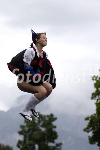 Die von der Fa. Gössl organisierte „Dirndlflugschau“ fand dieses Jahr im Park, direkt vor dem Gwandhaus statt. Begleitet von Tanzlmusik und Geschichten von Wein, Käse und Schnaps fanden,  sich wieder zahlreiche Dirndl im Dirndlgwand ein um an der Flugschau teilzunehmen. Die drei originellsten Sprünge wurden mit Stücken aus dem Gwandhaus prämiert. 