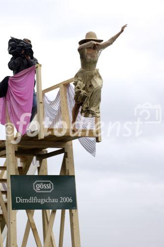 Die von der Fa. Gössl organisierte „Dirndlflugschau“ fand dieses Jahr im Park, direkt vor dem Gwandhaus statt. Begleitet von Tanzlmusik und Geschichten von Wein, Käse und Schnaps fanden,  sich wieder zahlreiche Dirndl im Dirndlgwand ein um an der Flugschau teilzunehmen. Die drei originellsten Sprünge wurden mit Stücken aus dem Gwandhaus prämiert. 